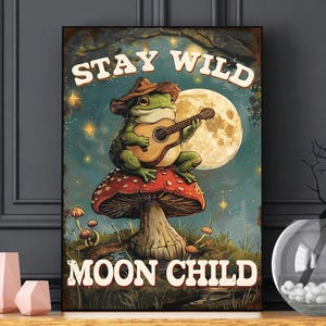 Póster infantil "Stay Wild Moon", arte mural vintage de rana hongo, lienzo hippie retro, estampado divertido de rana guitarra, regalo para amigos y familiares amantes de las ranas.