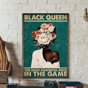 Puede incluir: Un póster de estilo vintage con fondo azul verdoso que presenta a una mujer negra con una corona floral. El texto dice "Black Queen The Most Powerful Piece In The Game".