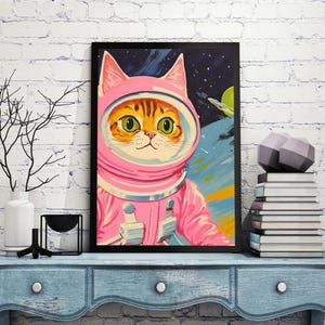 Pu&ograve; includere: Una tuta da astronauta rosa con la testa di un gatto all'interno del casco. Il gatto ha occhi verdi e pelo marrone e arancione. Lo sfondo &egrave; una scena spaziale colorata con stelle e pianeti.