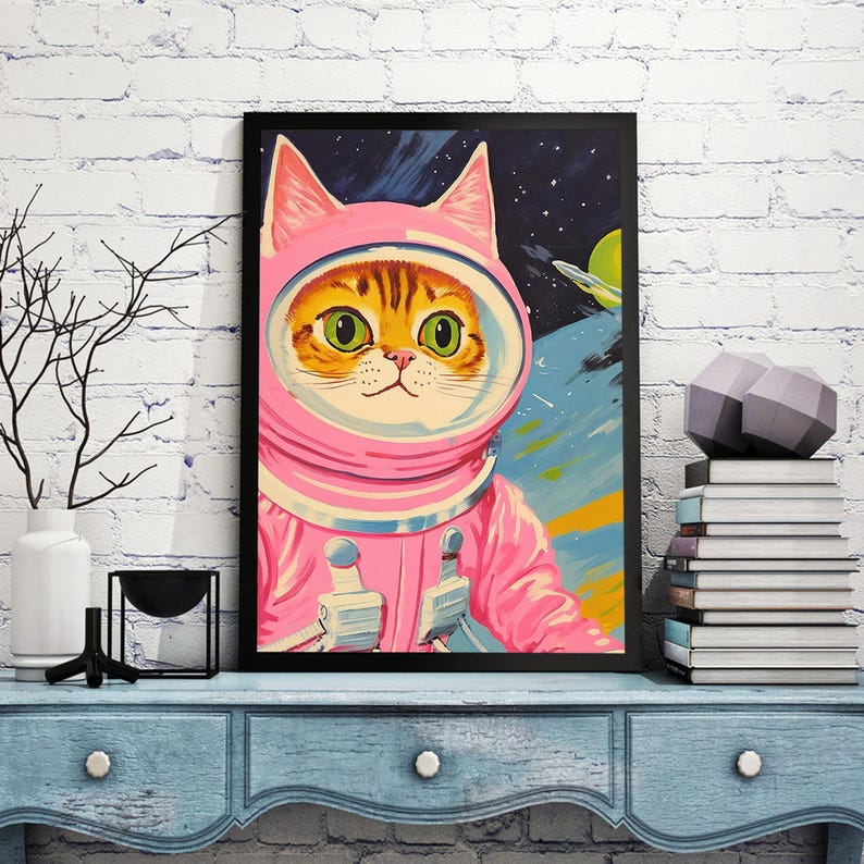 Pu&ograve; includere: Una tuta da astronauta rosa con la testa di un gatto all'interno del casco. Il gatto ha occhi verdi e pelo marrone e arancione. Lo sfondo &egrave; una scena spaziale colorata con stelle e pianeti.