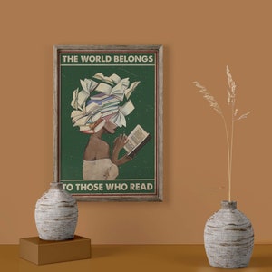 Pode incluir: Um p&ocirc;ster de estilo vintage com fundo verde que apresenta uma mulher com uma pilha de livros na cabe&ccedil;a. A mulher est&aacute; lendo um livro e o texto diz "O mundo pertence &agrave;queles que leem".