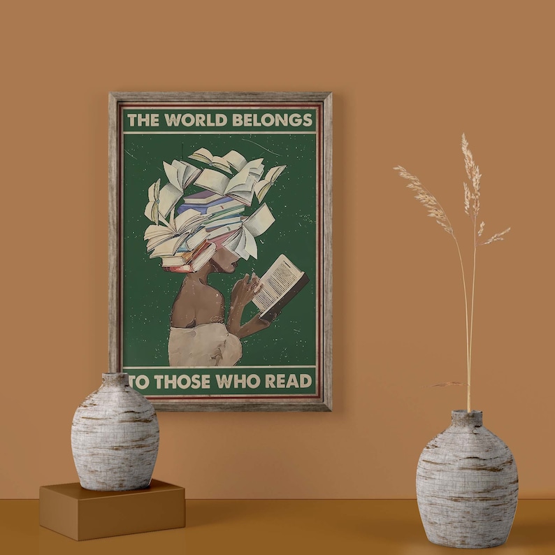 Pode incluir: Um p&ocirc;ster de estilo vintage com fundo verde que apresenta uma mulher com uma pilha de livros na cabe&ccedil;a. A mulher est&aacute; lendo um livro e o texto diz "O mundo pertence &agrave;queles que leem".
