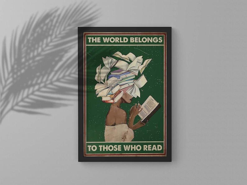 Pode incluir: Um p&ocirc;ster de estilo vintage com fundo verde que apresenta uma mulher com livros empilhados na cabe&ccedil;a e um livro na m&atilde;o. O texto do p&ocirc;ster diz "O mundo pertence &agrave;queles que l&ecirc;em."