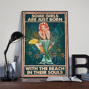 Geboren mit dem Strand in ihrer Seele Vintage Poster Leinwand, Retro Cocktail Meerjungfrau Kunstdruck, Vintage Meerjungfrau Wand Dekor, Meerjungfrau Liebhaber Geschenk