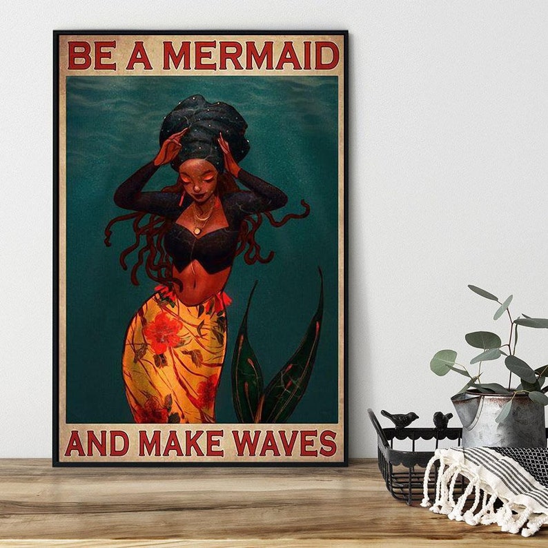K&ouml;nnte beinhalten: Ein Vintage-Poster mit einer schwarzen Frau mit langen Dreadlocks, die als Meerjungfrau verkleidet ist. Das Poster hat einen blaugr&uuml;nen Hintergrund und den Text "BE A MERMAID AND MAKE WAVES".
