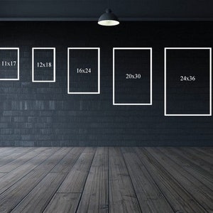 Pode incluir: Cinco molduras de fotos brancas de diferentes tamanhos s&atilde;o exibidas em uma parede de tijolos cinza escuro. As molduras s&atilde;o etiquetadas com suas dimens&otilde;es em polegadas: 11x17, 12x18, 16x24, 20x30 e 24x36.