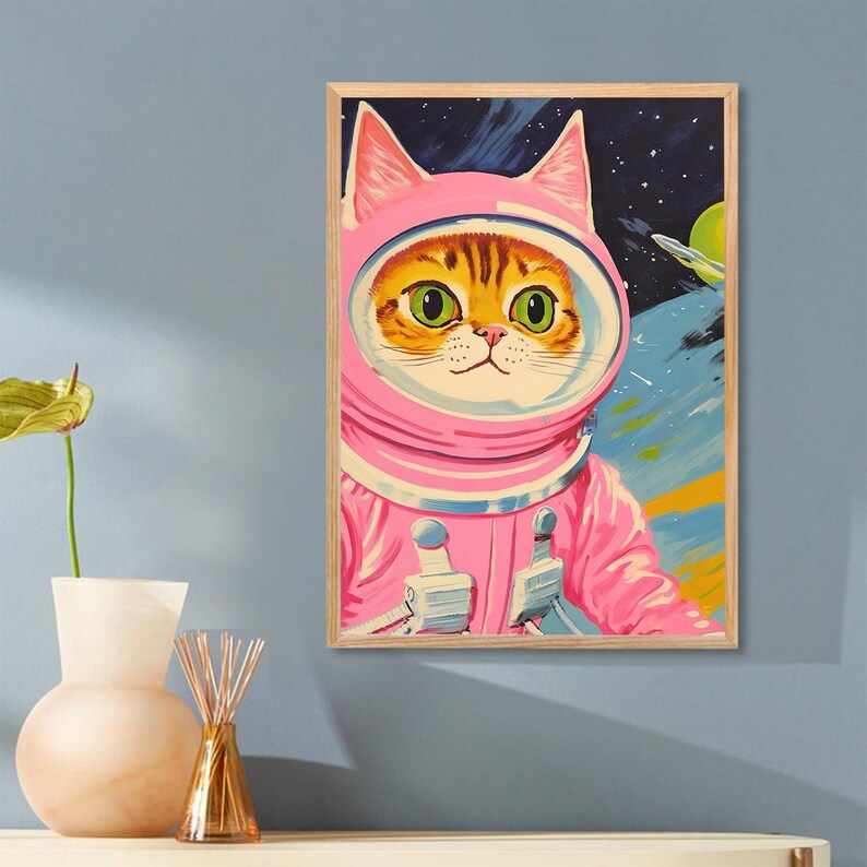 Pu&ograve; includere: Un dipinto di un gatto che indossa una tuta da astronauta rosa nello spazio. Il gatto ha gli occhi verdi e guarda lo spettatore. Lo sfondo &egrave; blu scuro con stelle e pianeti.
