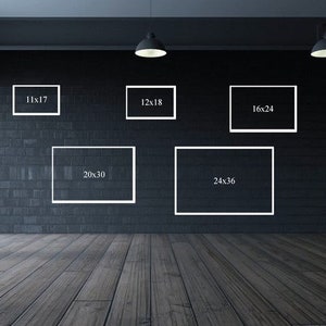 Pode incluir: Cinco molduras brancas com contornos pretos em uma parede de tijolo cinza escuro. As molduras s&atilde;o etiquetadas com tamanhos diferentes: 11x17, 12x18, 16x24, 20x30 e 24x36.