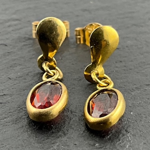 Vintage örhängen i 9 karat guld med granat och bezel