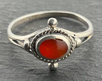 Anillo solitario delicado vintage de plata de ley con cornalina, talla N1/2 (Reino Unido), talla 6 3/4 (EE. UU.), talla 53 1/4 (UE).