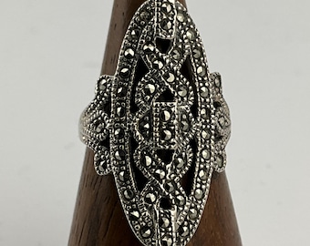 Bague ancienne zircon bleu taillé en rose et saphirs calibrés
