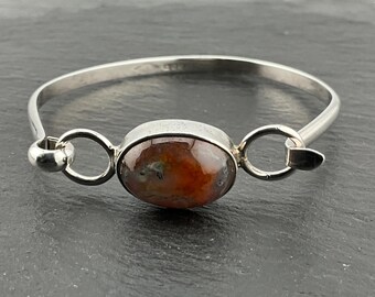 Petit jonc vintage en argent sterling avec agate mousse, charnière à l'avant, petite taille pour enfant