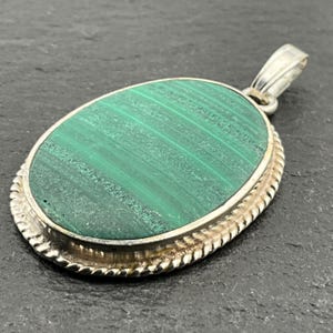 Collar vintage con colgante ovalado de malaquita en plata de ley