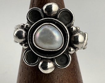 Vintage Suarti Heavy Mother of Pearl Sterling Silver Flower Statement Ring, UK Size P, US Size 7 1/2, EU Size 55 1/4