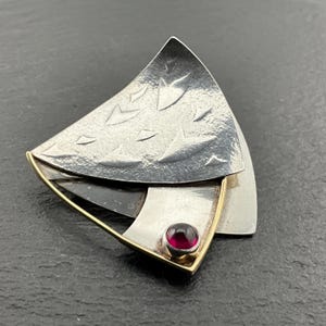 Puede incluir: Un juego de tres cuencos apilables de cerámica en tonos azules, verdes y blancos. Los cuencos presentan un esmalte moteado y un diseño sencillo y moderno. El cuenco más grande mide unos 20 cm de diámetro.