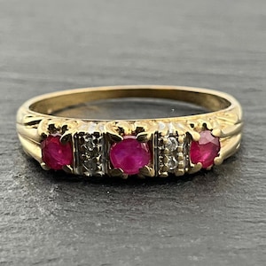 Anillo vintage de oro de 9 quilates con tres piedras: rubí y diamante. Talla británica 0 1/2, talla estadounidense 7 1/4, talla europea 54 1/2.