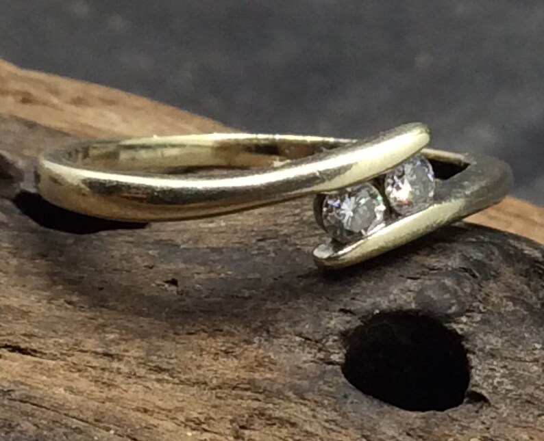 9ct White Gold Diamond Cross Over Ring Size J12