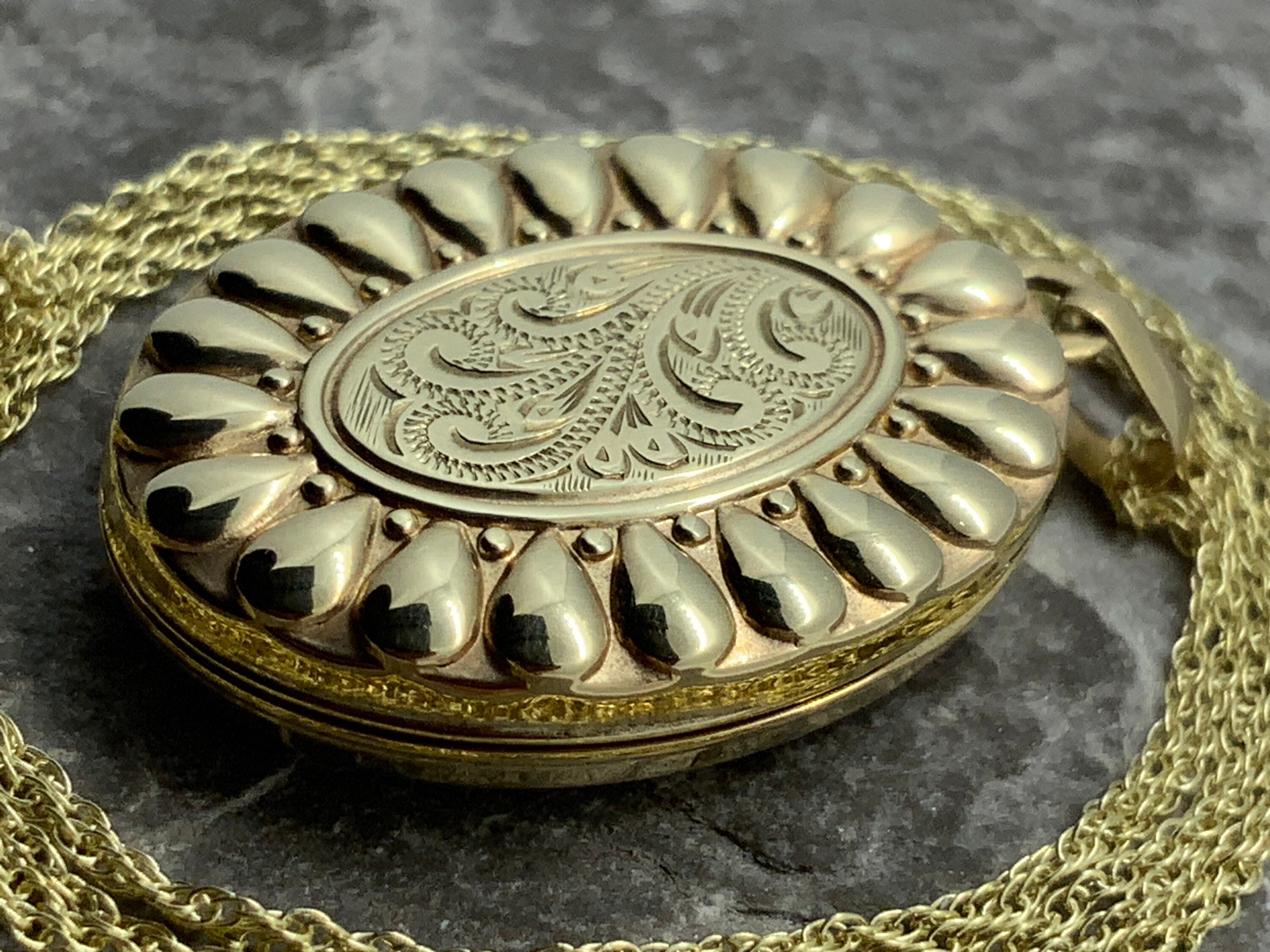 Vintage Solid 9ct Gold Locket Pendant 