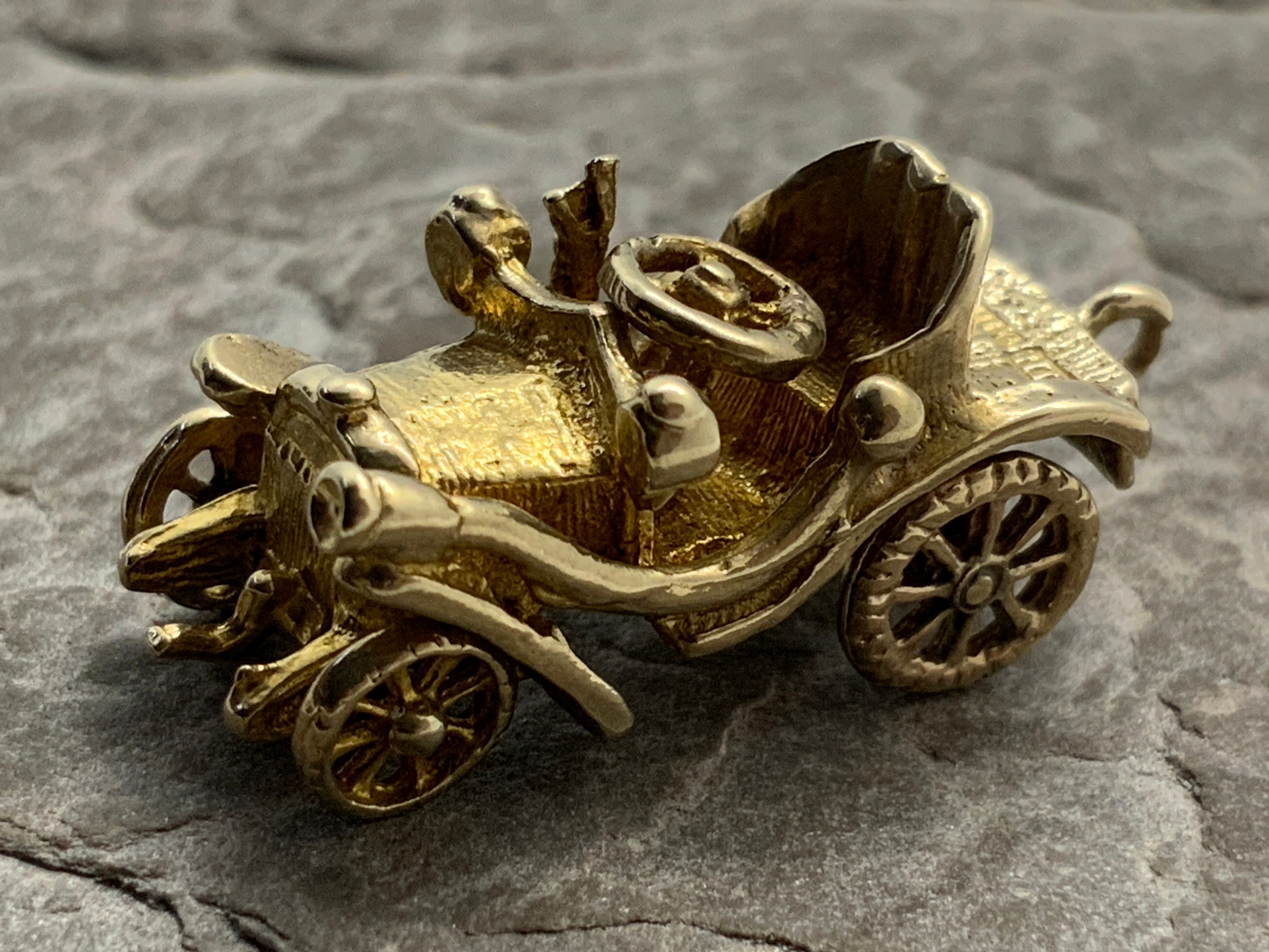 Gold car charm - .de