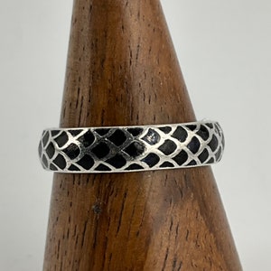 Vintage Black Enamel Fish Scales Sterling Silver Band Ring, UK Size S ...