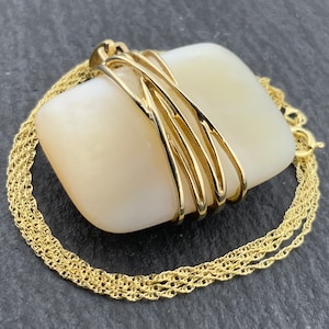 Vintage 9ct Gold Mother of Pearl Pendant Necklace