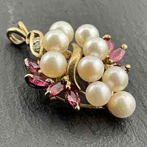 Vintage 9 karat guld Marquise Cut Rubin, Pärla & Diamant Cluster Charm-hänge