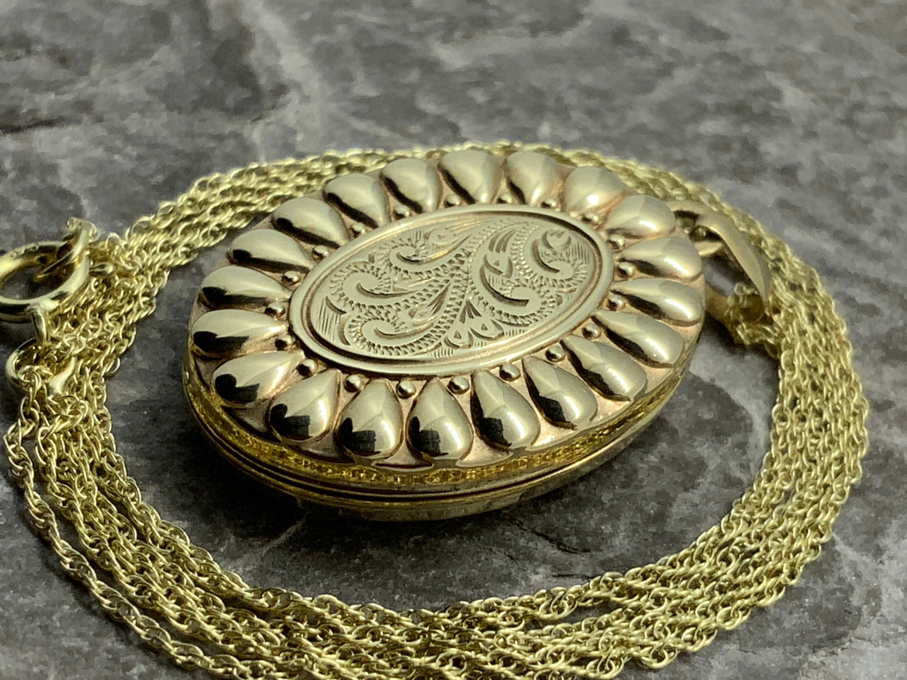 Vintage Solid 9ct Gold Locket Pendant 