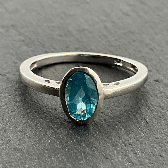 Anello solitario ovale delicato in argento sterling con zirconi cubici blu vintage, taglia UK L1/2, taglia USA 5 3/4, taglia EU 51 - Italia Anello solitario ovale delicato in argento sterling con zirconi cubici blu vintage, taglia UK L1/2, taglia USA 5 3/4, taglia EU 51 - Italia