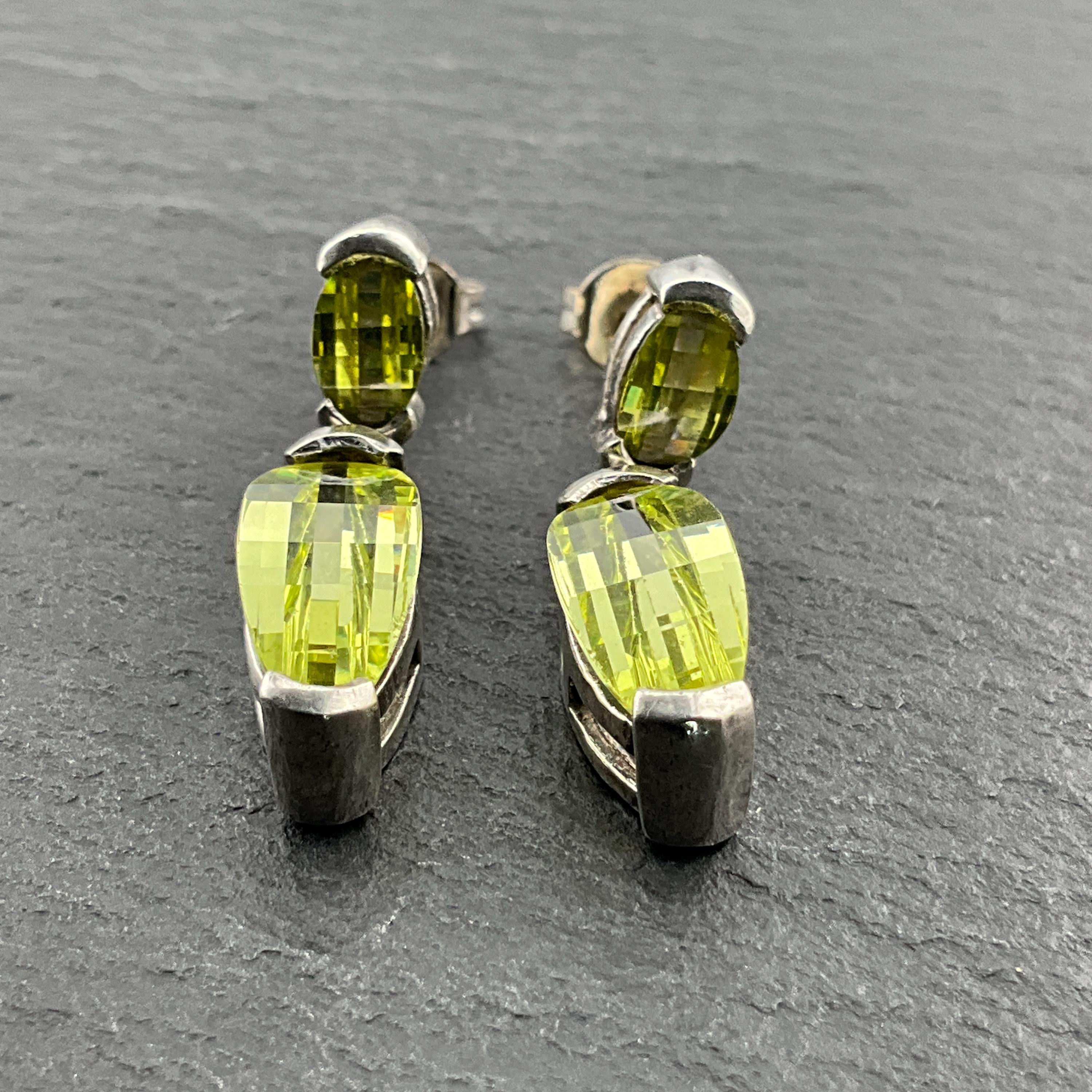 Boucles D'oreilles Vintage Métal Argenté Filigrané Avec Cristal Vert - Ancien - Occasion