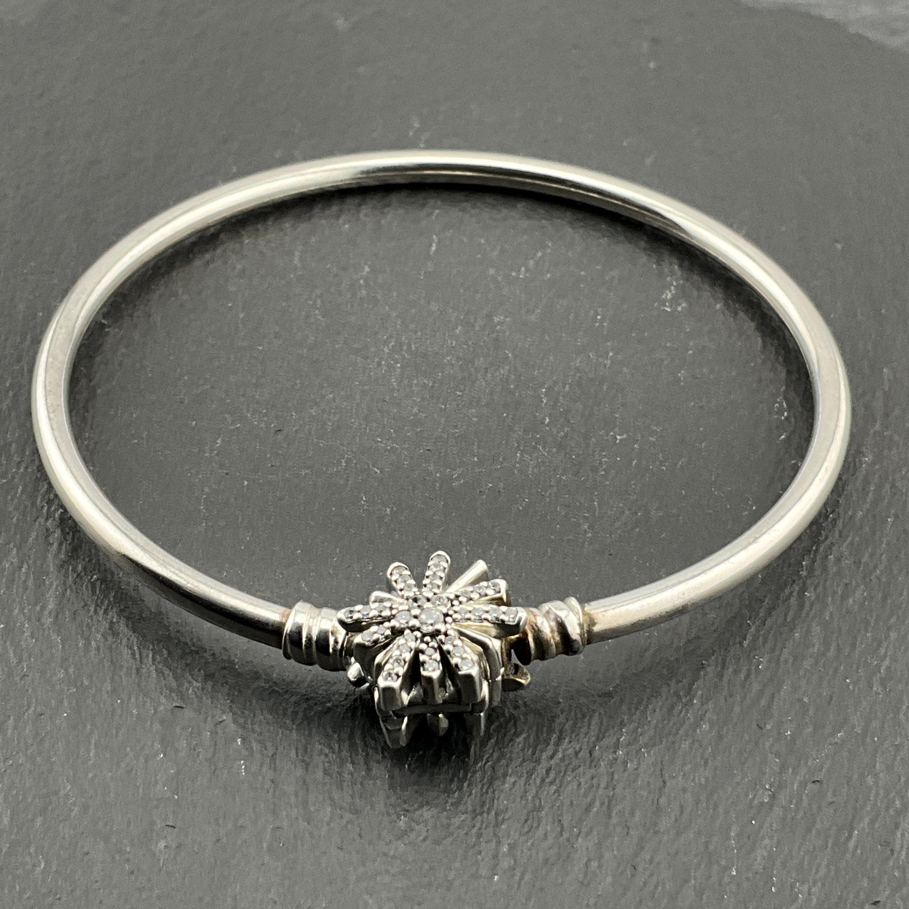 ほぼ未使用　PANDORA シルバーバングル チャーム付き 本物のパンドラ ホワイト キュービックジルコニア スターリング