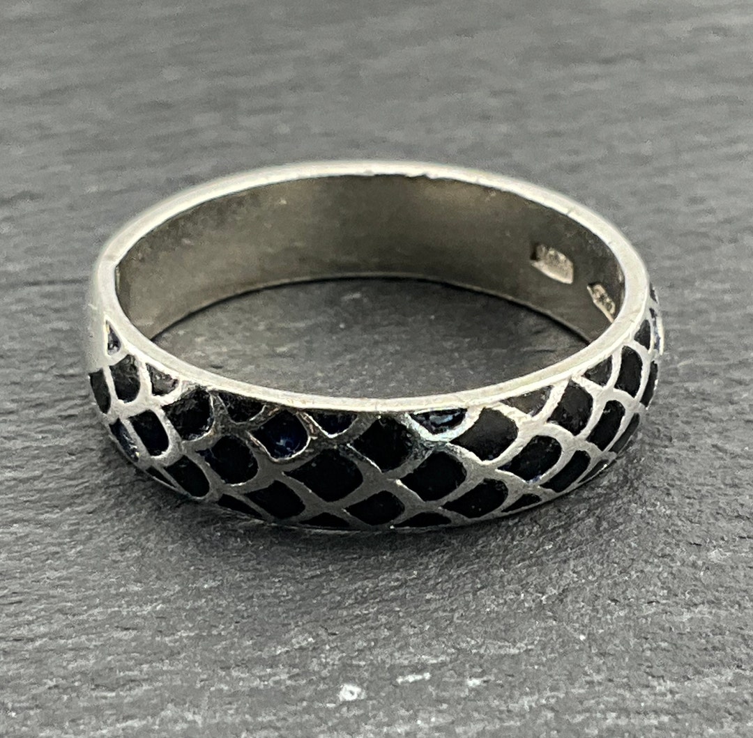 Vintage Black Enamel Fish Scales Sterling Silver Band Ring, UK Size S ...