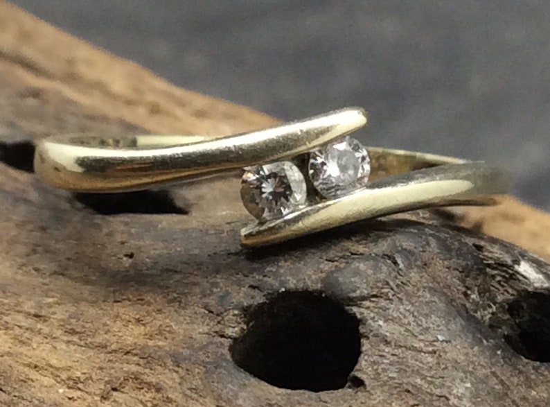 9ct White Gold Diamond Cross Over Ring Size J12