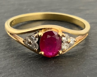 Anillo vintage de oro de 18 quilates con rubíes y diamantes, montura dividida, talla N (Reino Unido), talla 6 1/2 (EE. UU.), talla 52 3/4 (UE).