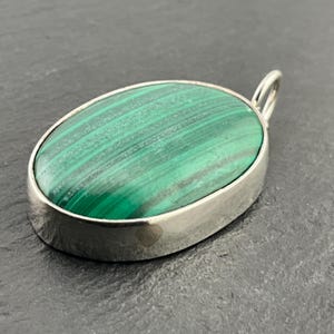 Pendentif ovale vintage en argent sterling et malachite