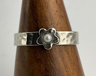 Vintage Pearl Sterling Silver Solitaire Flower Band Ring, UK Size P1/2, US Size 7 3/4, EU Size 56
