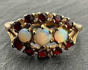 Anillo vintage de oro de 9 quilates con ópalo y granate, talla N1/2 (Reino Unido), talla 6 3/4 (EE. UU.), talla 53 1/4 (UE)