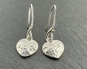 Vintage Sterling Silber gehämmert zierliche Herz Ohrringe