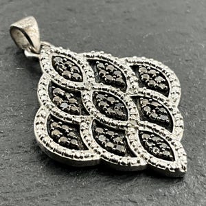 Pingente de prata esterlina vintage com design sofisticado em diamante preto e branco