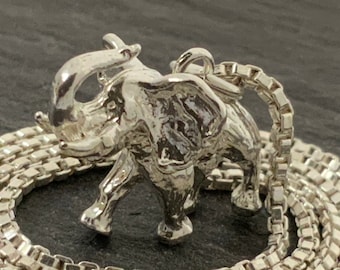 Collier Elégant - Pendentif Éléphant Doré et Noir (Gebraucht) in Peseux