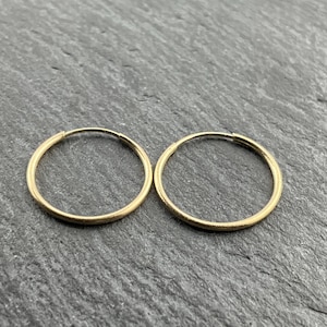 Reserverat - Köp inte vintage 9k guld Huggie Hoop örhängen