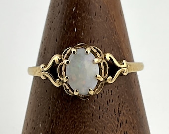 Anillo solitario vintage de oro de 9 quilates con ópalo, talla P1/2 (Reino Unido), talla 7 3/4 (EE. UU.), talla 56 (UE)