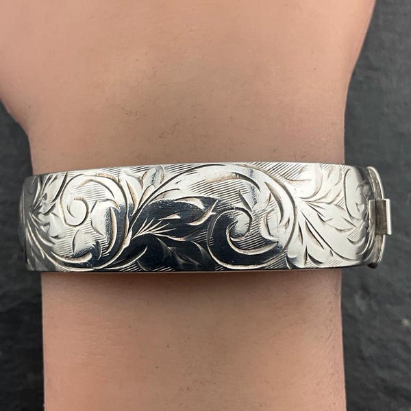 Vintage Sterling Silver Hinged Bangle