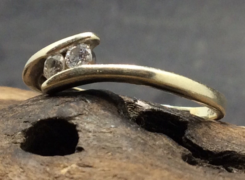 9ct White Gold Diamond Cross Over Ring Size J12