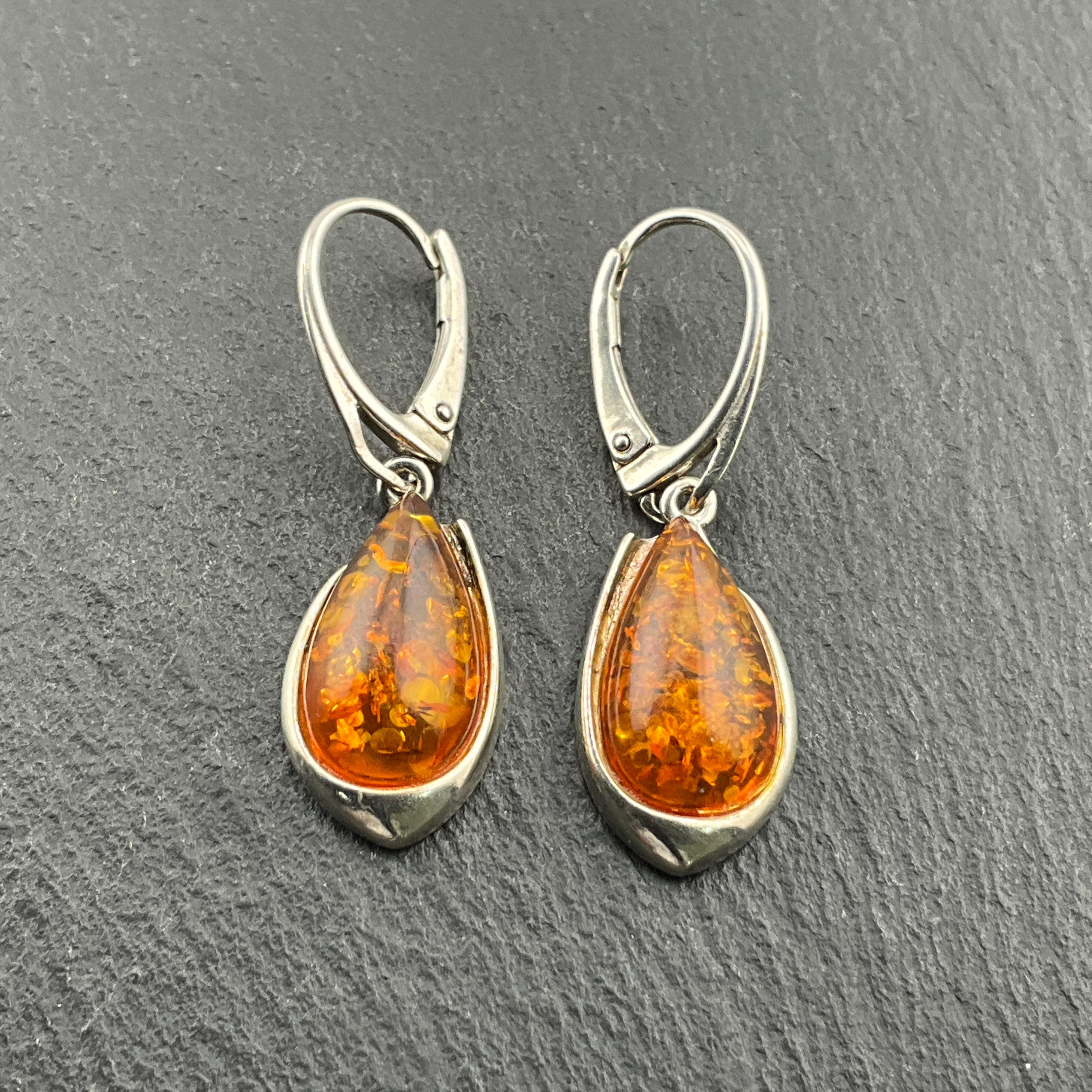 Orecchini Lunghi In Argento 925 Con Ambra Baltica E Nodo Celtico – Designer Inspirations Boutique