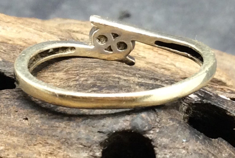 9ct White Gold Diamond Cross Over Ring Size J12