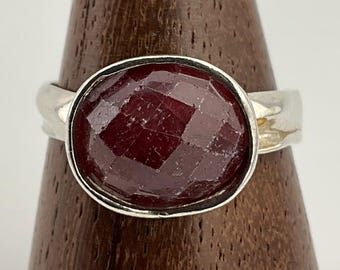 Vintage ruby sterlingzilveren gefacetteerde statement ring, VK-maat S1/2, Amerikaanse maat 9 1/2, EU-maat 60 3/4