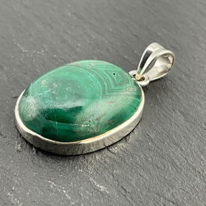 Pendentif ovale vintage en argent sterling et malachite