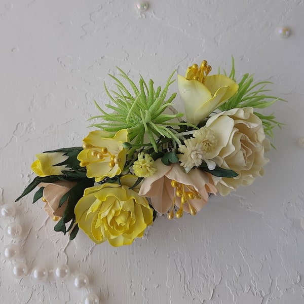 Dafodil floral hair comb, Bridal flower hair accessory with yellow, champagne flowers, Succulent hair piece