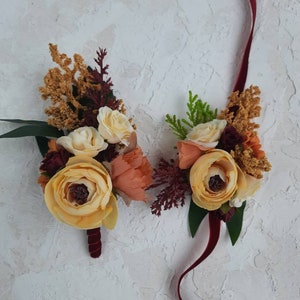 Rusty burgundy corsage and boutonniere set for fall wedding, boho wedding accessories, boutonniere for men, orange wrist corsage band