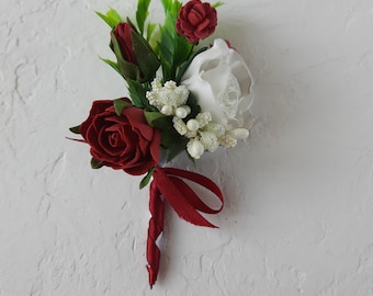 Burgundy white boutonniere for men, groomsmen boutonniere, button holle, burgundy corsage and boutonniere set
